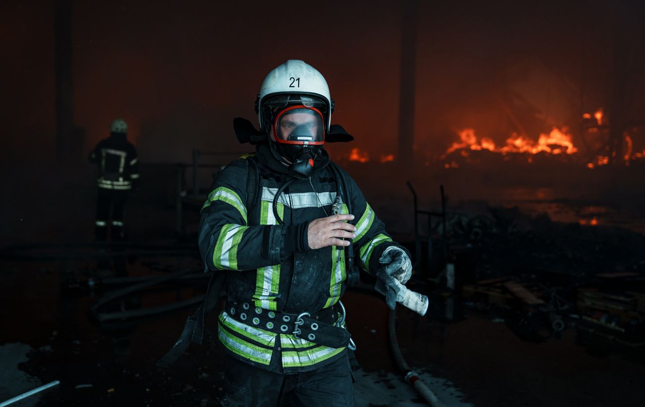 Зображення новини: Нічний обстріл Одеси: загорівся балкон і машини, є поранені