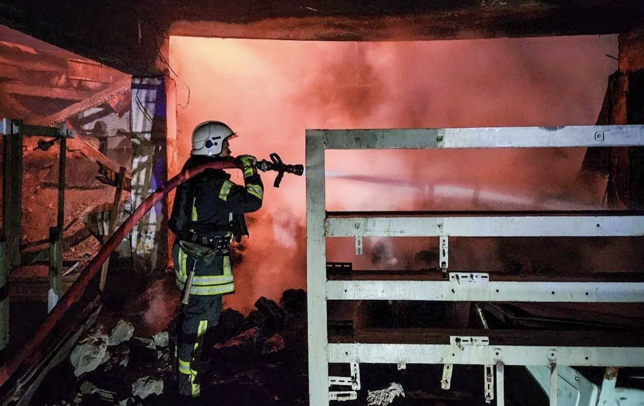 Зображення новини: Спалахнули пожежі у порту і на складах: Росія масовано вдарила по Одещині дронами