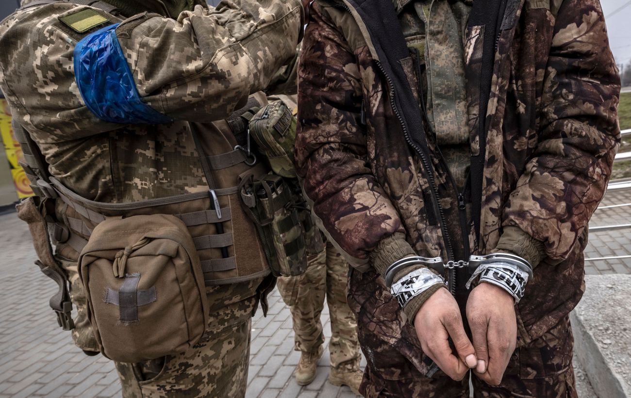 Зображення новини: 10 кілометрів із ворогом на плечах: українські воїни взяли в полон найманця з Білорусі