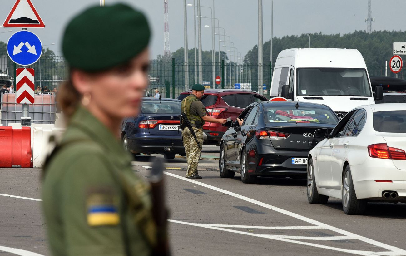 Зображення новини: На кордоні з Польщею великі черги: які пункти пропуску менш завантажені