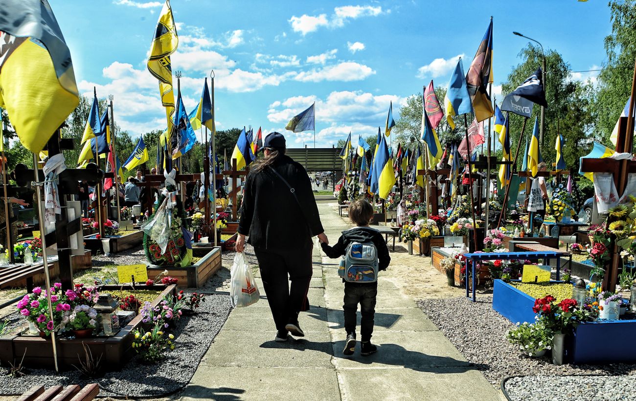 Зображення новини: Життя як квітка: як пояснити дитині сенс Проводів та Радониці без страху та сліз