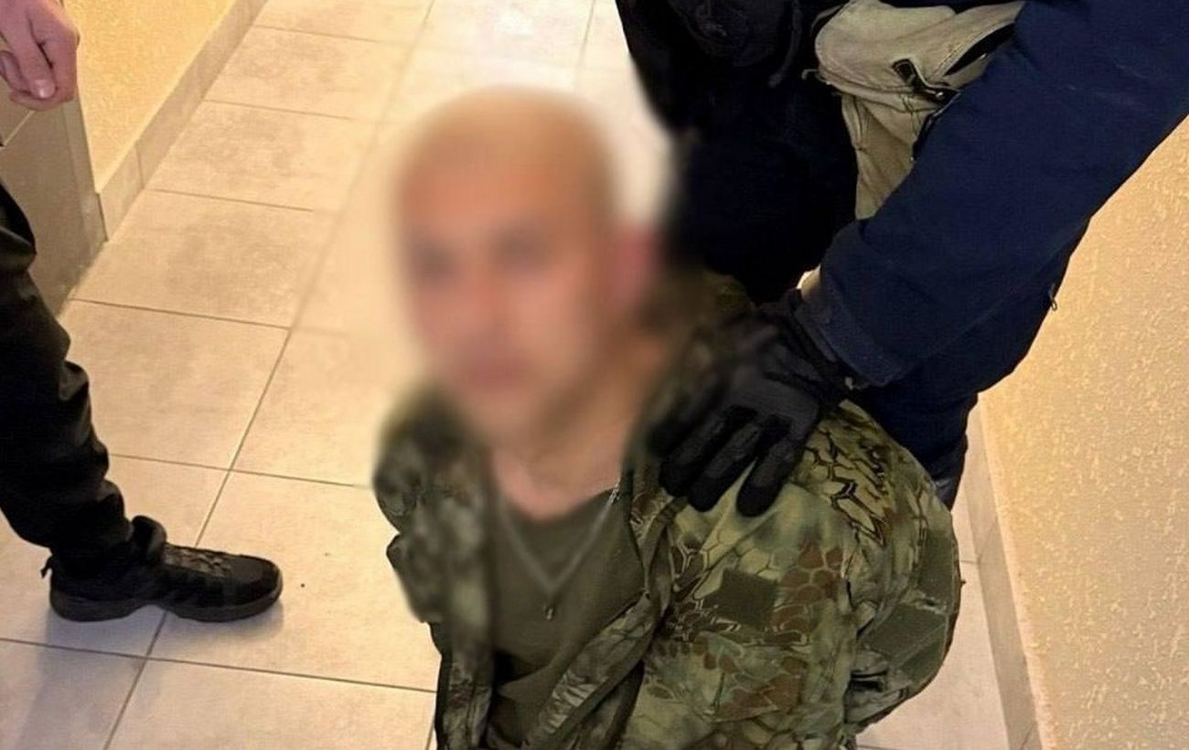 Зображення новини: Чоловік з карабіном розгулював по території ЖК в Києві, його затримував спецназ