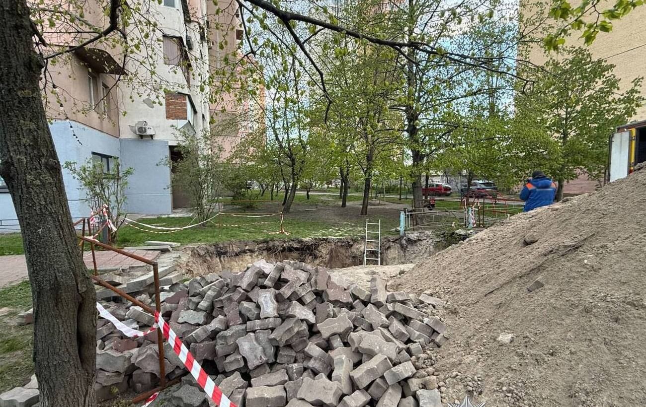Зображення новини: У Києві жінка впала в неогороджену яму з водою, на комунальників завели справу