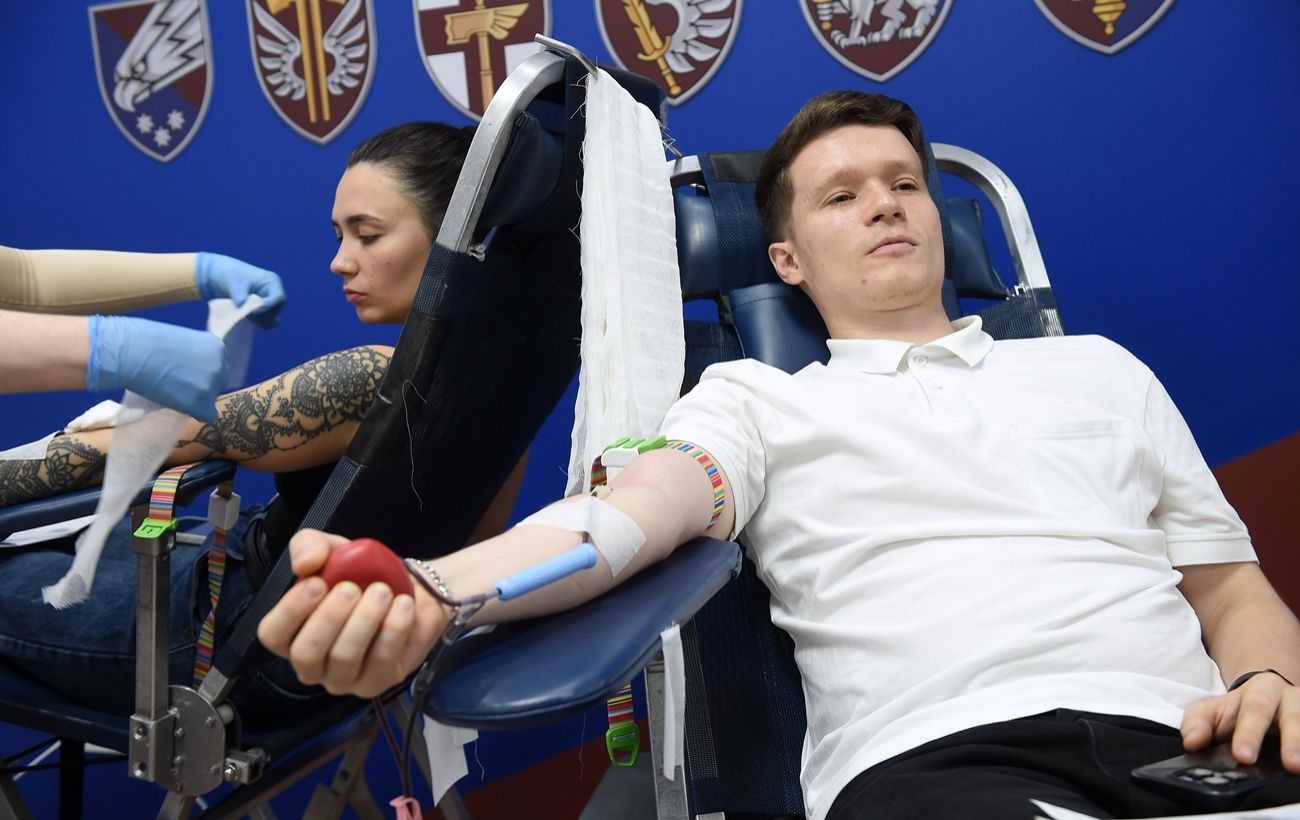 Зображення новини: У Дніпрі десантники та цивільні здали кров у "Марун Хабі": донація допоможе врятувати 150 людей
