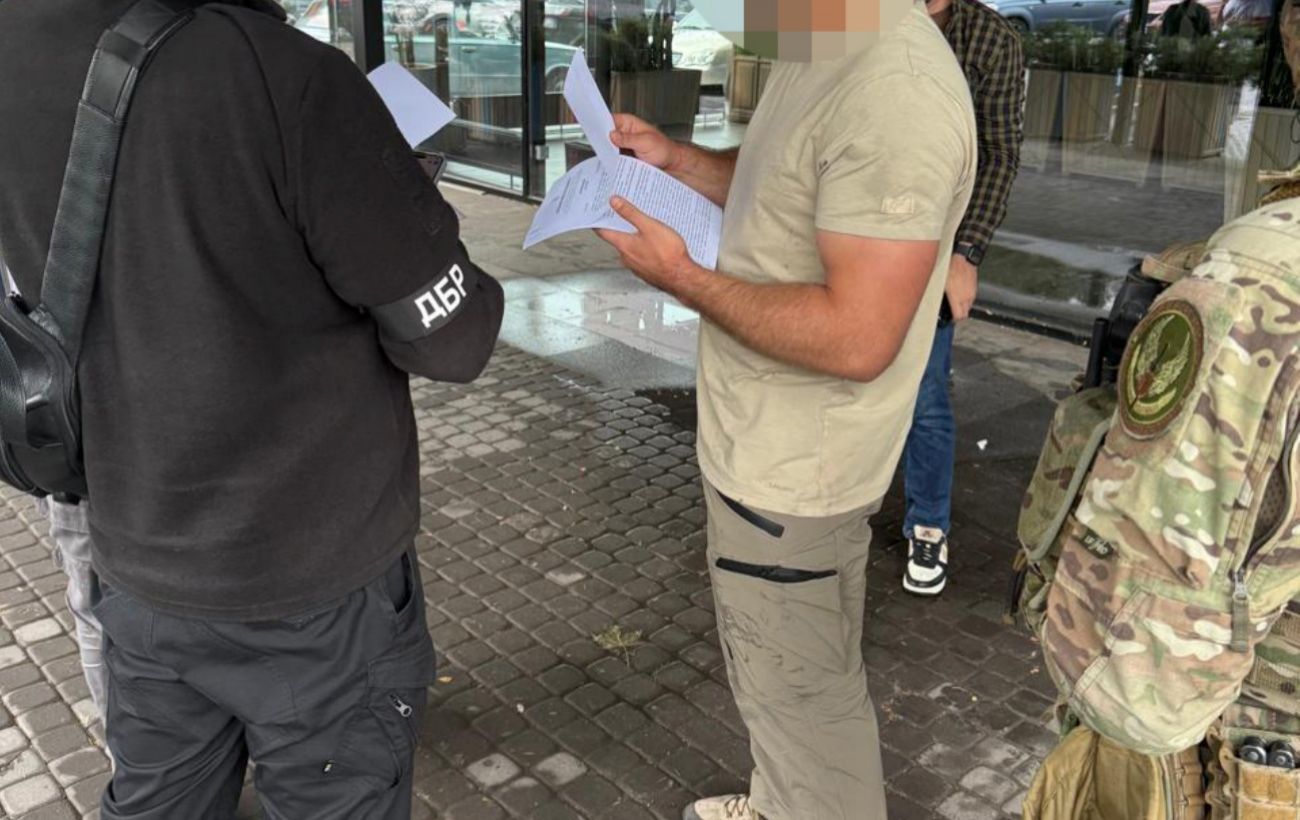Зображення новини: Зламав щелепу капелану і ребро підполковнику: ДБР затримало військового зі "Скелі"