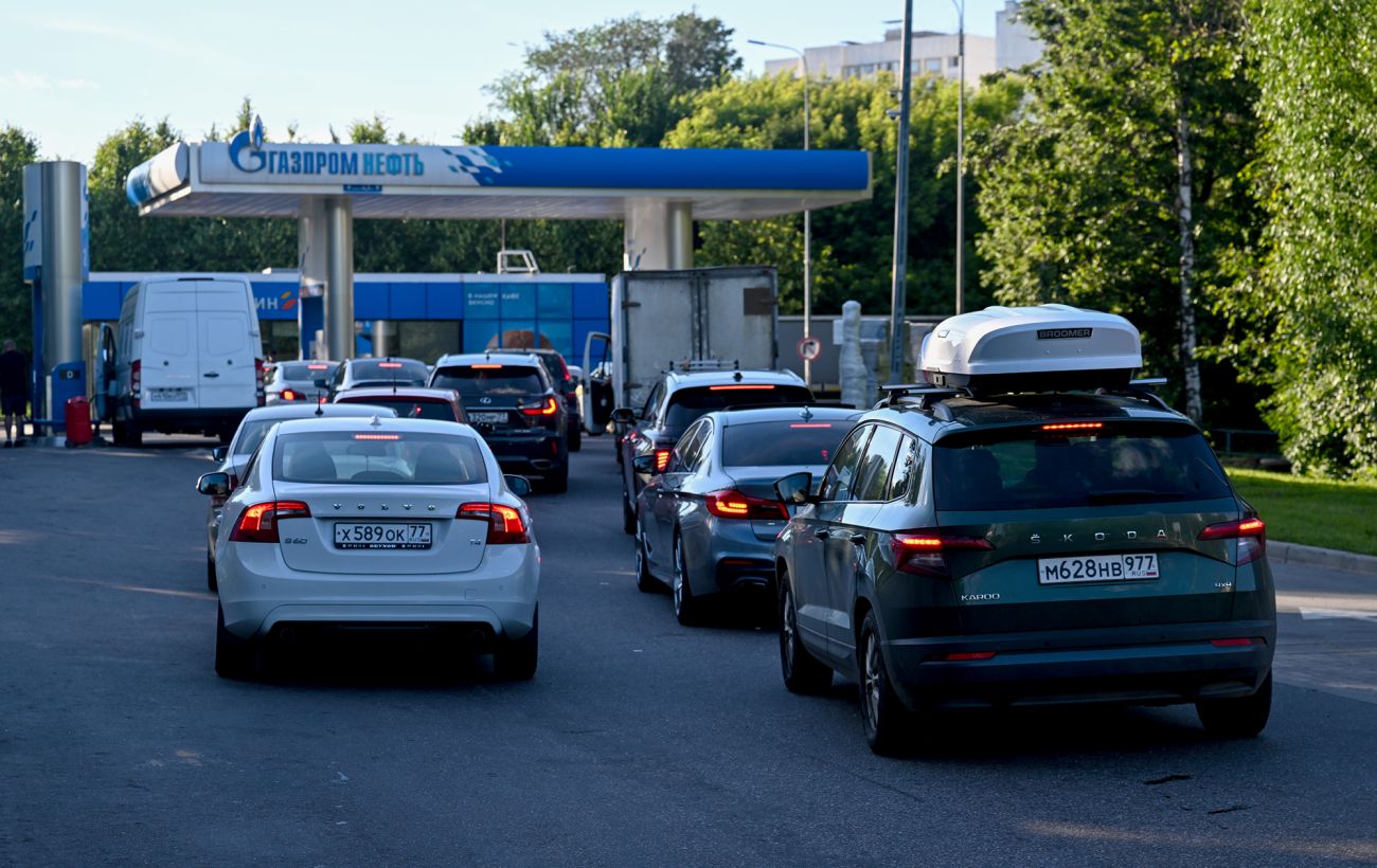 Зображення новини: Виховна година на заправці. В РФ вчителів "мобілізували" заспокоювати у чергах водіїв