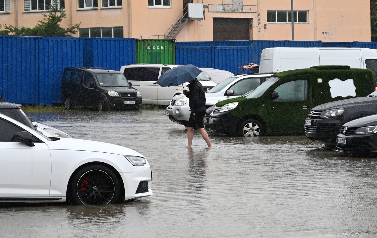 Зображення новини: Вулиці й будинки "пливуть", а світло "скаче": Львів накрила потужна злива з грозою (відео)