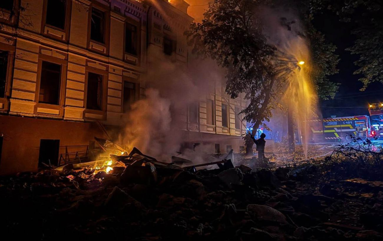 Зображення новини: ДСНС показало фото наслідків атаки на Київ: деталі рятувальних операцій