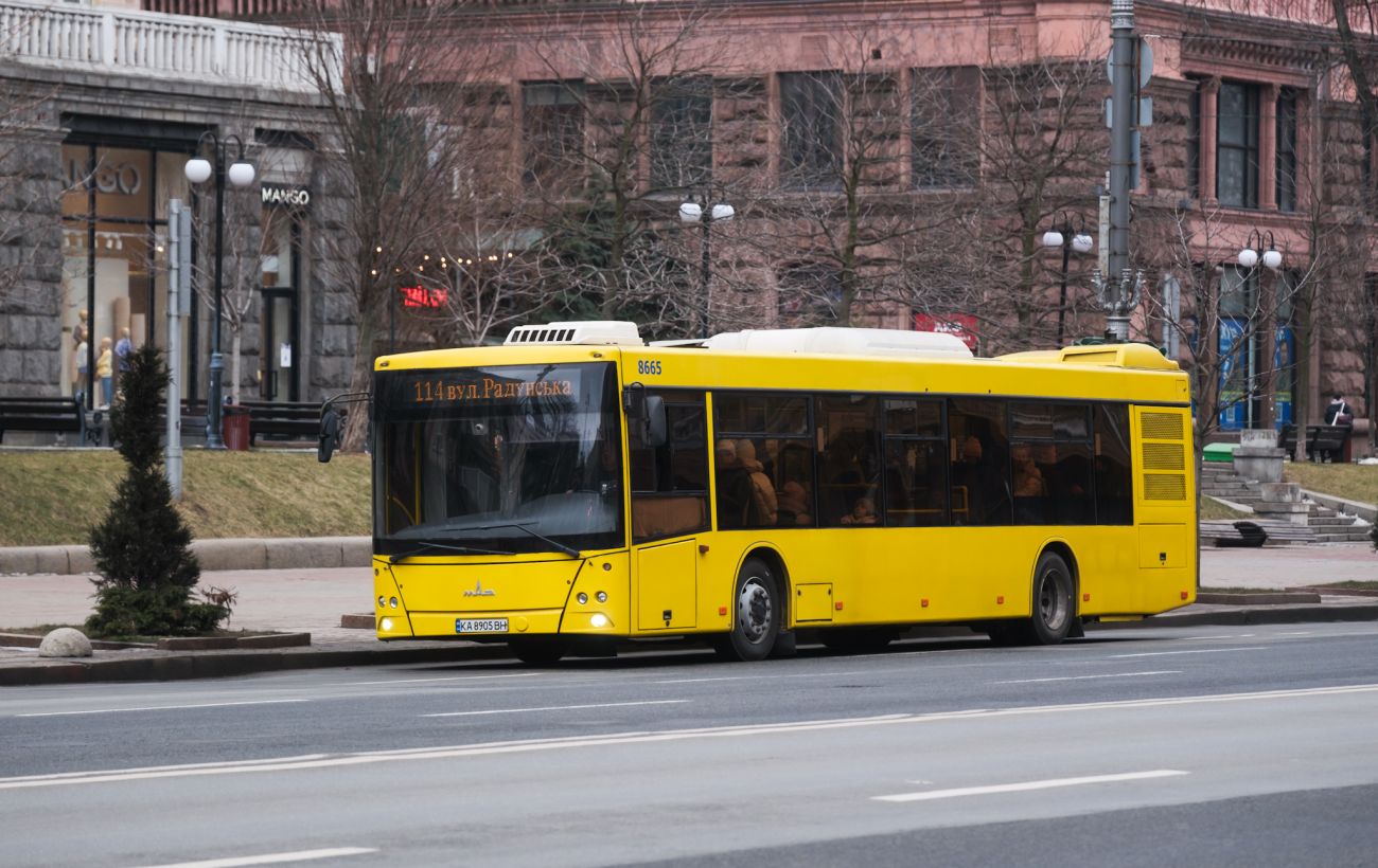 Зображення новини: Громадський транспорт у Києві курсує зі змінами після атаки РФ: які маршрути зачепило
