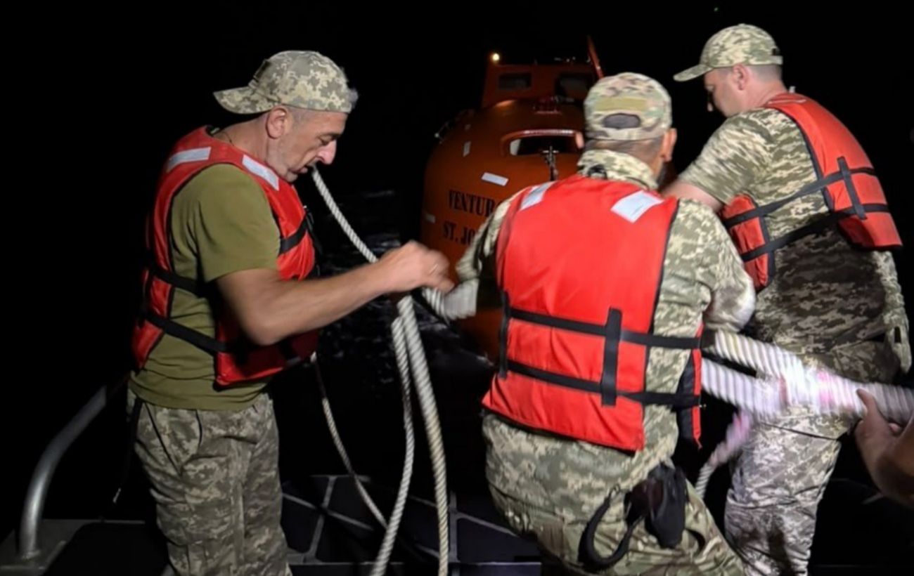 Зображення новини: Доба посеред моря. Прикордонники врятували філіппінця із судна, ураженого дроном