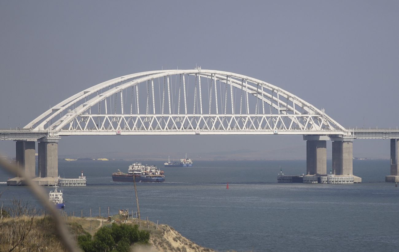 Зображення новини: "Вибухова" ніч в Криму: виникли пожежі, частина півострова без світла