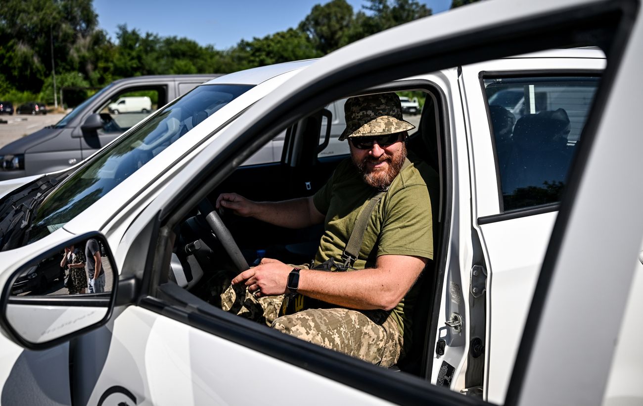 Зображення новини: Авто й мотоцикл від волонтерів: чи можна військовому поставити на облік обидва