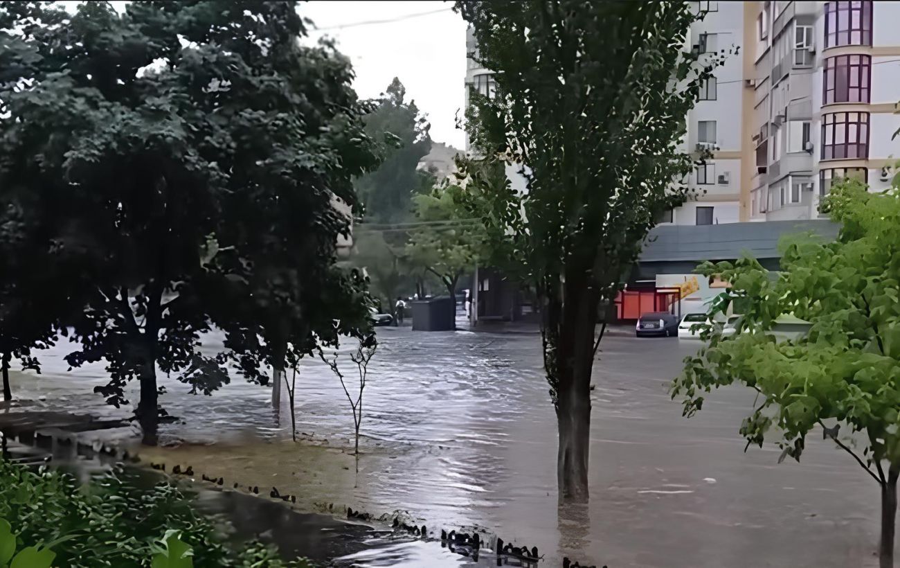 Зображення новини: Пливуть авто та сміттєві баки. Частину Одеси затопило під час сильної зливи (відео)