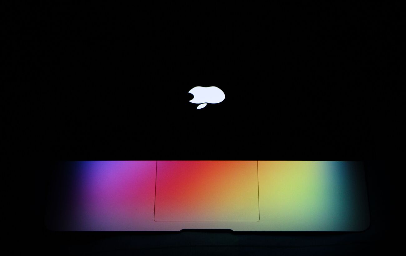 Зображення новини: Сенсорні OLED, нові чипи та ШІ: Apple повністю оновить Mac