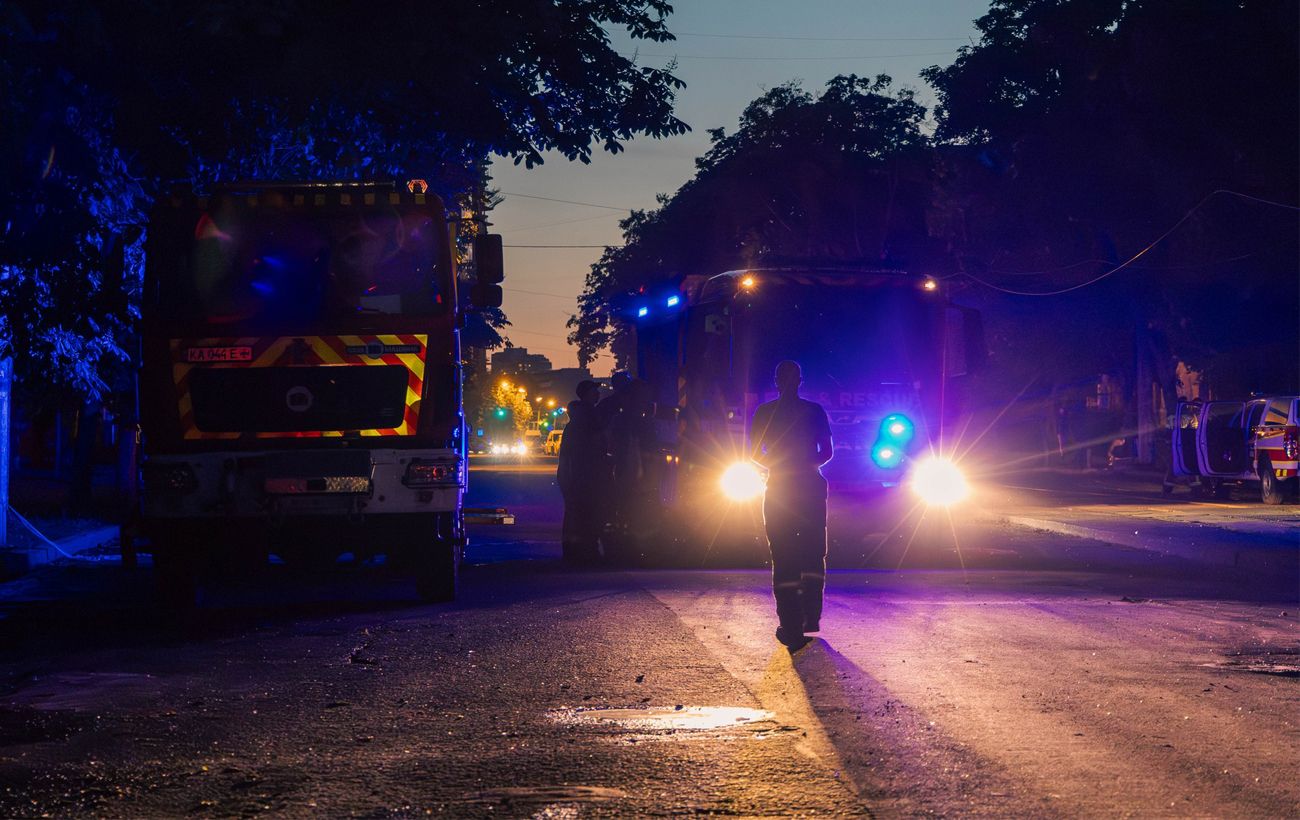 Зображення новини: У Києві люди опинились заблоковані у п'ятиповерхівці після ракетної атаки