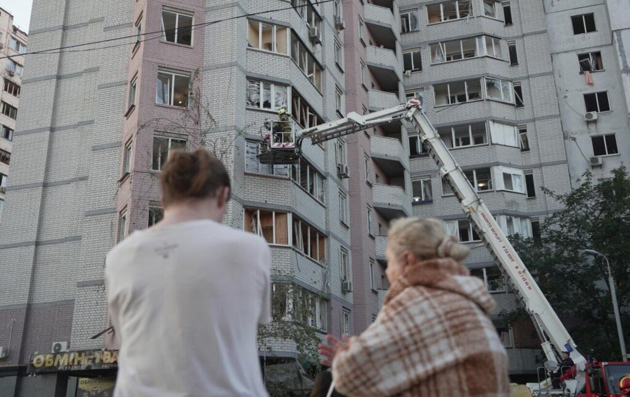 Зображення новини: У Києві через обстріл майже 30 постраждалих, горіли "швидкі", будинки та кіностудія (фото)