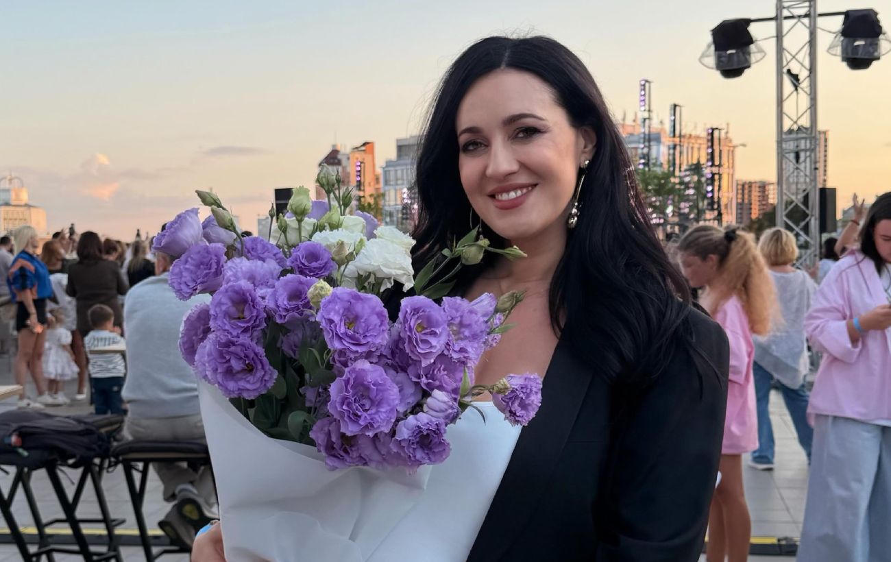 Зображення новини: Стильний casual для майбутніх мам: Вітвіцька показала незвичний "лук" з кросівками
