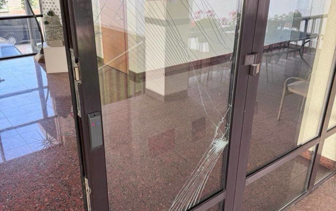 Зображення новини: У Києві через нічну атаку РФ пошкоджено посольство Литви