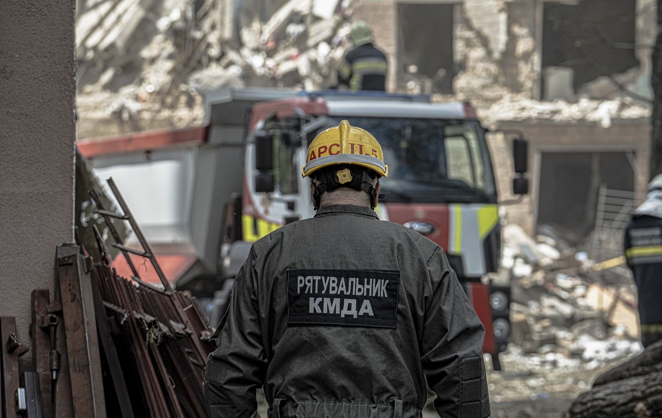 Зображення новини: Розбиті будинки й згорілі авто: який вигляд має Київ після удару РФ (відео)