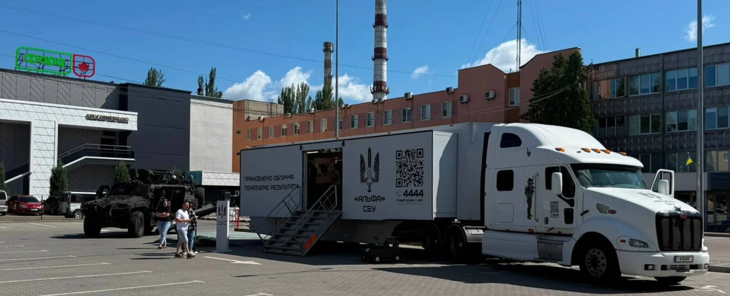 Зображення новини: Еліта СБУ у Вінниці: біля ТРЦ «Мегамолл» розгорнули унікальний мобільний рекрутинговий комплекс