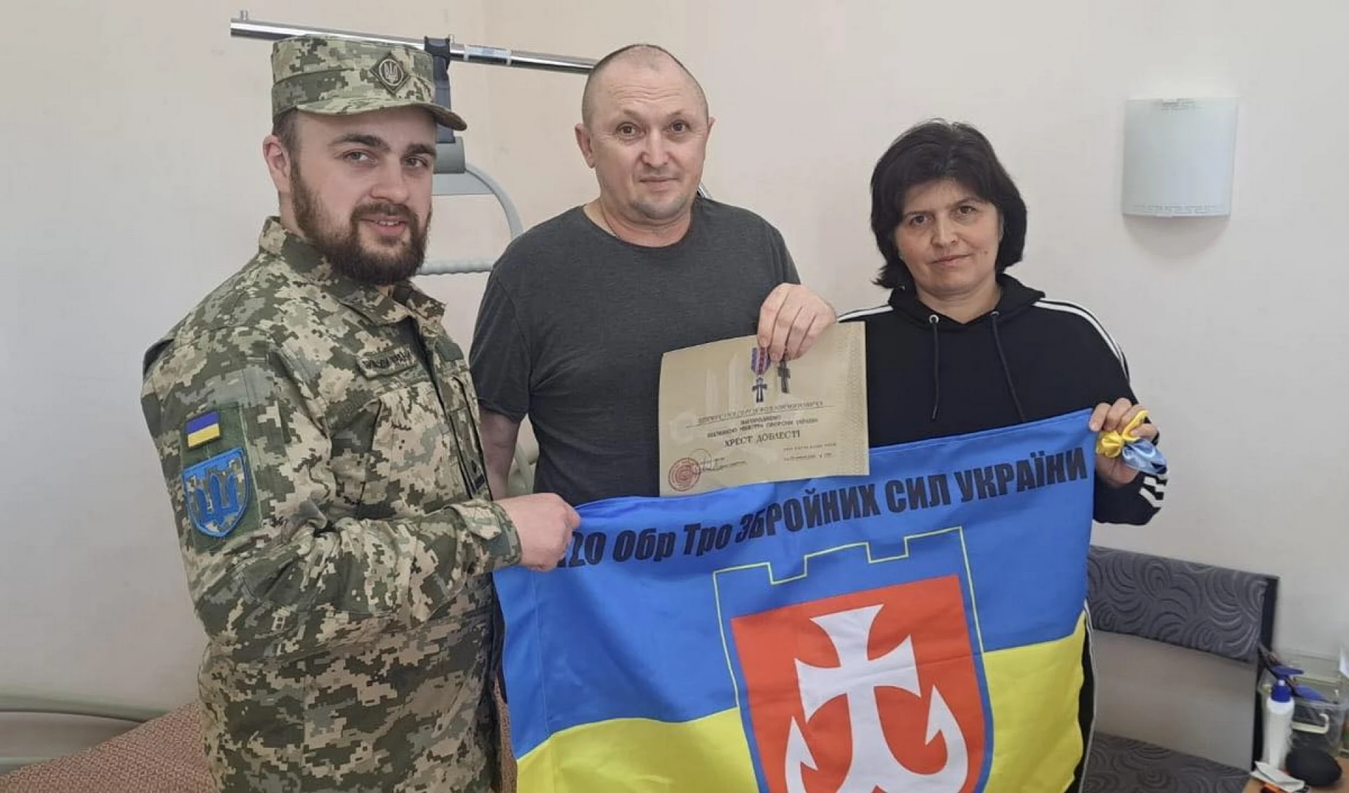 Зображення новини: Бійцю вінницької 120-ї бригади вручили «Хрест Доблесті»